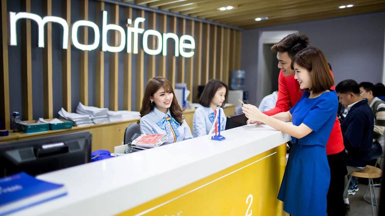 Đến cửa hàng MobiFone để làm lại sim mới